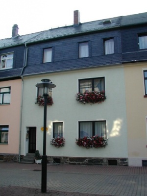 Blick auf das Haus von der Straße aus gesehen
